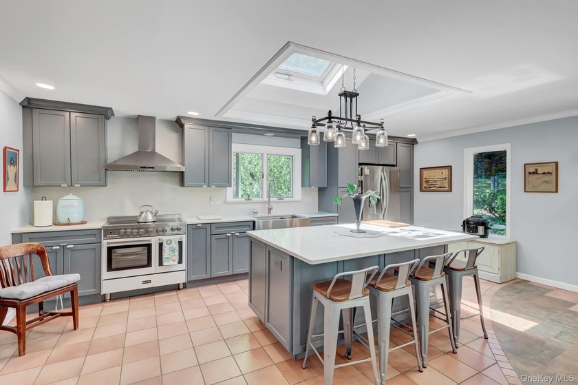 Priced To Sell! Immaculate and charming expanded Cape set on 1.5 - photo 8