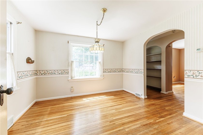 Great opportunity in Greece! This classic 3-bedroom, 1-bath home - photo 11