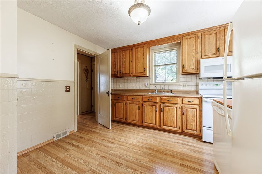 Great opportunity in Greece! This classic 3-bedroom, 1-bath home - photo 12