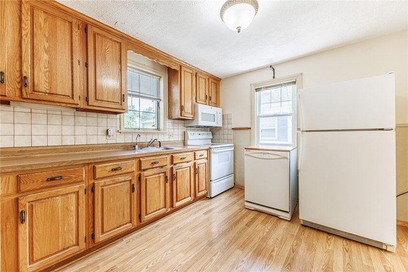 Great opportunity in Greece! This classic 3-bedroom, 1-bath home - photo 13