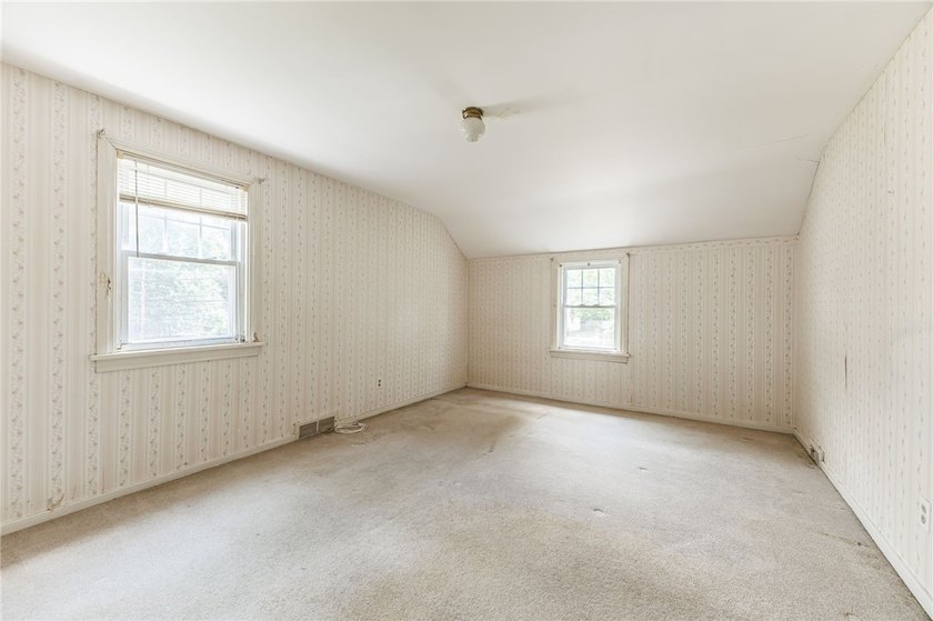 Great opportunity in Greece! This classic 3-bedroom, 1-bath home - photo 16