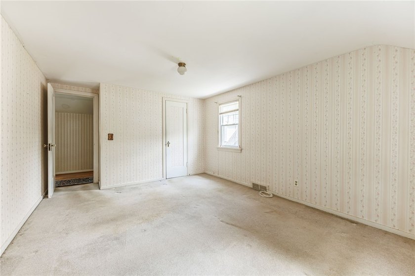 Great opportunity in Greece! This classic 3-bedroom, 1-bath home - photo 17