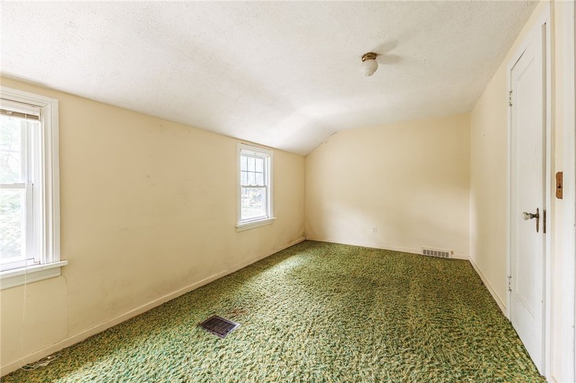 Great opportunity in Greece! This classic 3-bedroom, 1-bath home - photo 18
