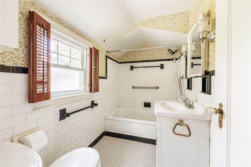 Great opportunity in Greece! This classic 3-bedroom, 1-bath home - photo 21