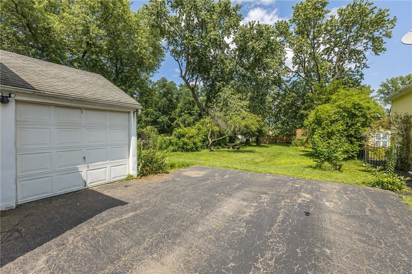 Great opportunity in Greece! This classic 3-bedroom, 1-bath home - photo 24