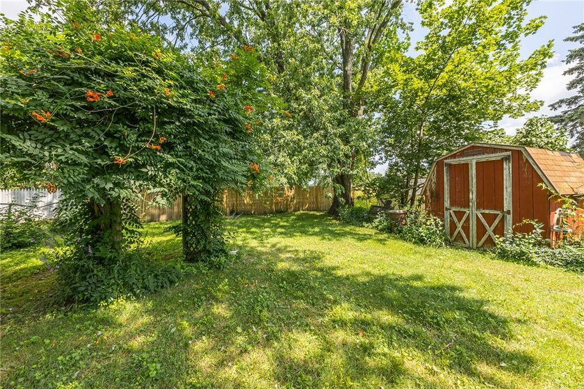 Great opportunity in Greece! This classic 3-bedroom, 1-bath home - photo 27