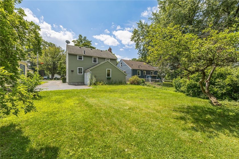 Great opportunity in Greece! This classic 3-bedroom, 1-bath home - photo 29