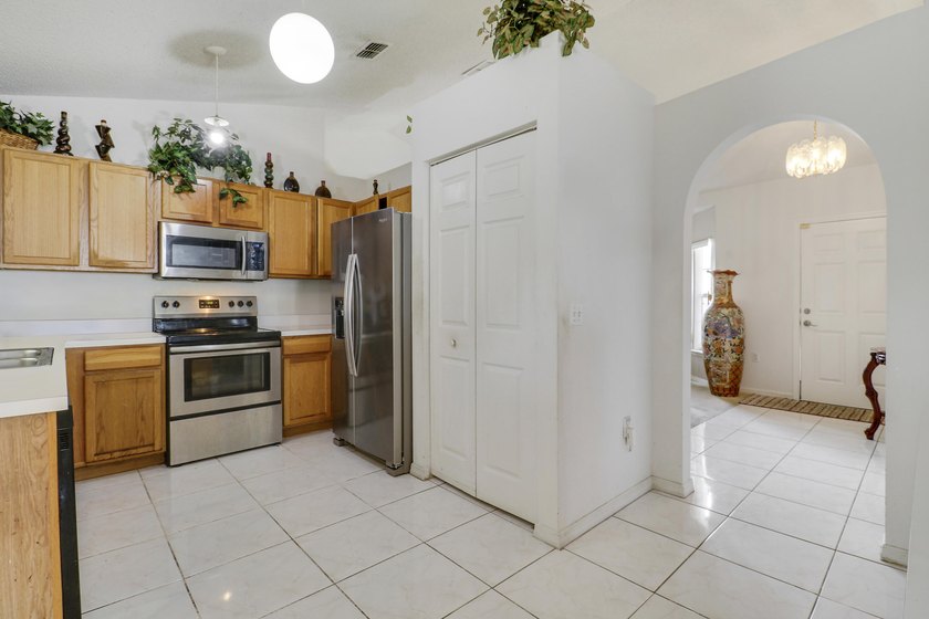 Beautiful 4-bedroom, 2-bath home located in the desirable - photo 5