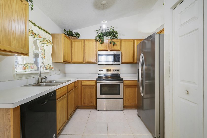 Beautiful 4-bedroom, 2-bath home located in the desirable - photo 6