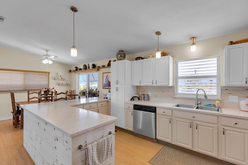 A beautifully kept home with amazing views of the Gulf, and easy - photo 31
