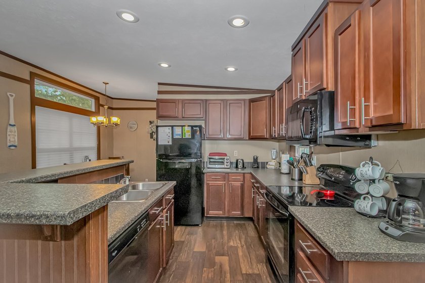 This very open and spacious 3 Bedroom, 2 Bath beach house is - photo 4