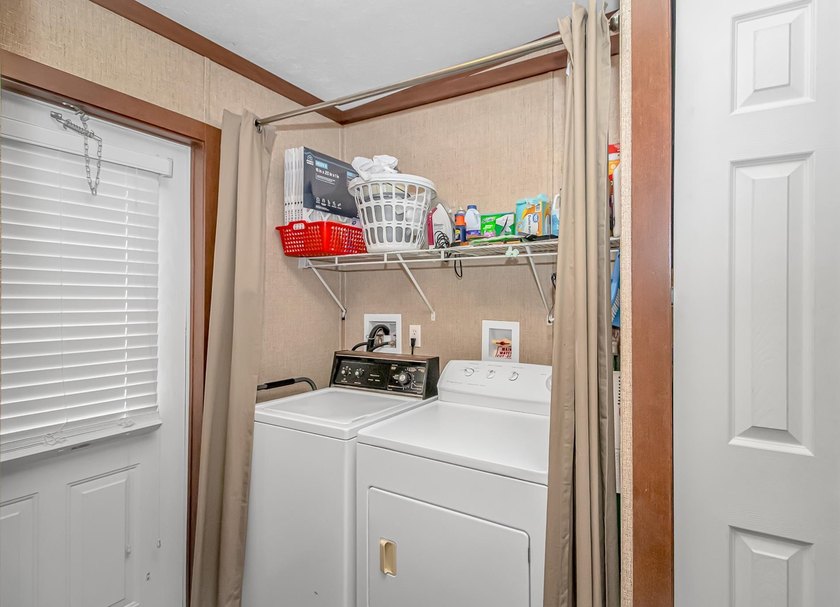 This very open and spacious 3 Bedroom, 2 Bath beach house is - photo 8