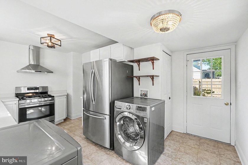 Charming and beautifully updated home in an exceptional - photo 18