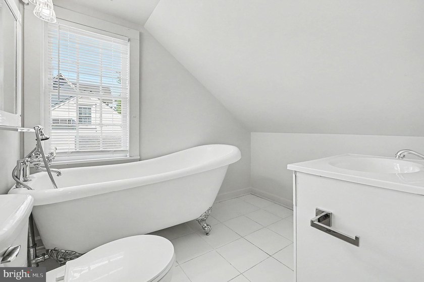 Charming and beautifully updated home in an exceptional - photo 28