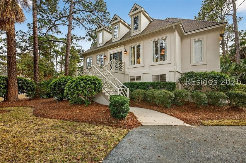 Light, bright &amp; charming, this 3 bedroom, 3 1/2 bath home in - photo 3