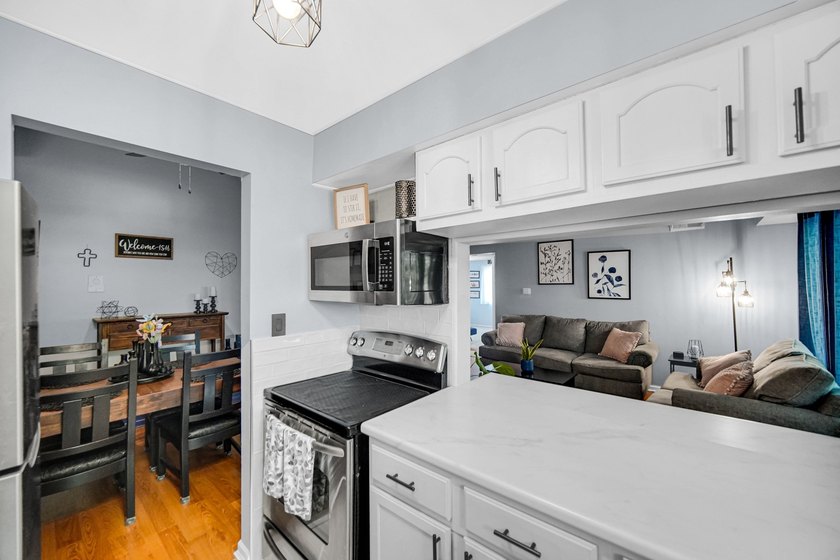 Welcome Home to this Stunning 3rd Floor Condo featuring Vaulted - photo 10