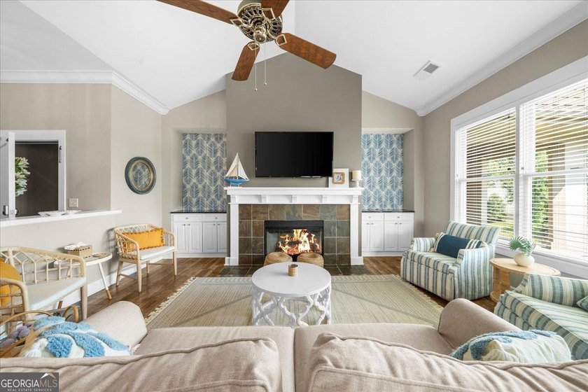 PRICED TO SELL!! Unbelievable price for a lake front home on - photo 12