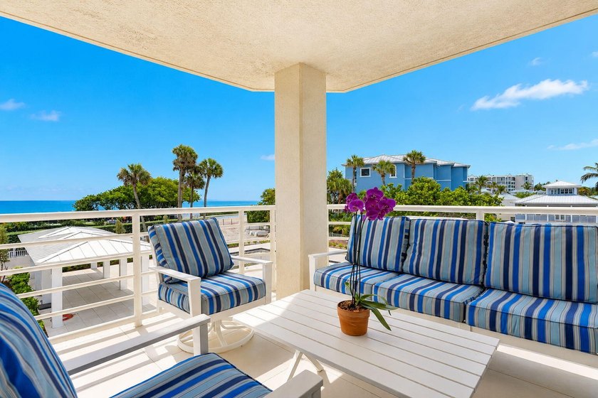 This beautifully updated 3 BR, 2.5 BA corner unit offers - photo 11