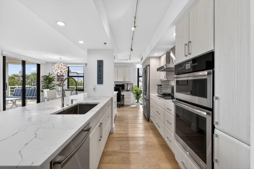 This beautifully updated 3 BR, 2.5 BA corner unit offers - photo 12