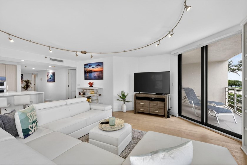 This beautifully updated 3 BR, 2.5 BA corner unit offers - photo 13