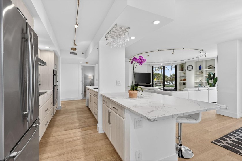 This beautifully updated 3 BR, 2.5 BA corner unit offers - photo 23