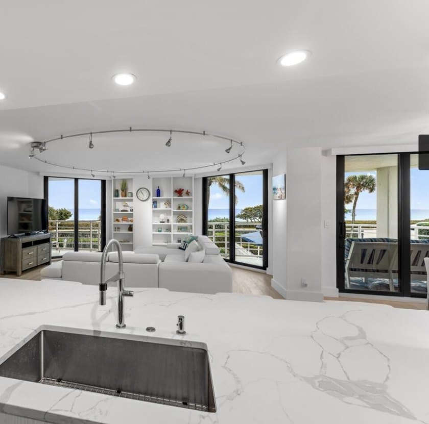 This beautifully updated 3 BR, 2.5 BA corner unit offers - photo 27
