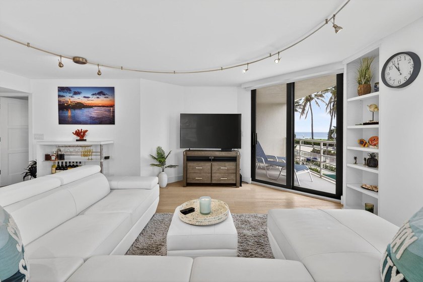 This beautifully updated 3 BR, 2.5 BA corner unit offers - photo 29