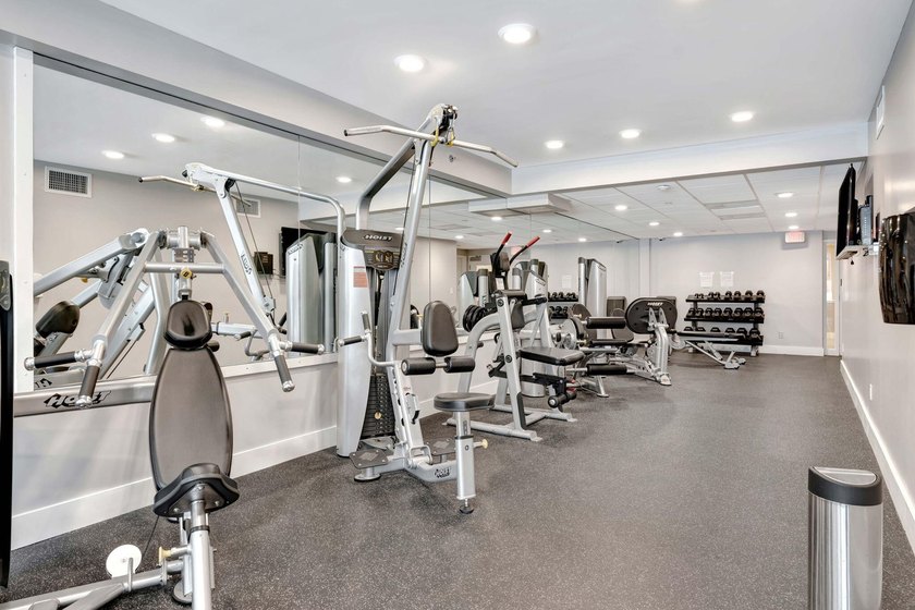 This beautifully updated 3 BR, 2.5 BA corner unit offers - photo 50