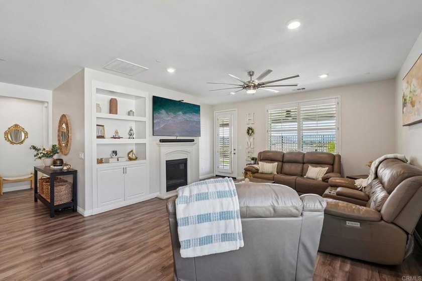Welcome home to this beautifully upgraded single-family - photo 6