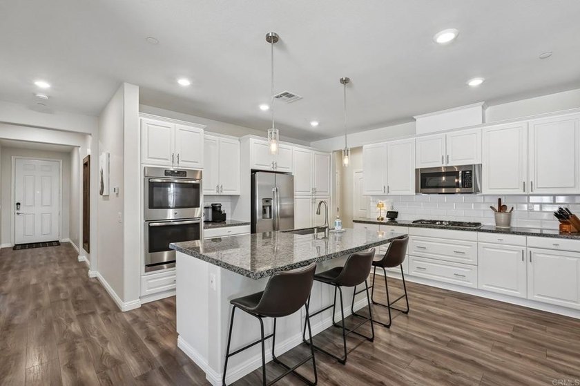Welcome home to this beautifully upgraded single-family - photo 8