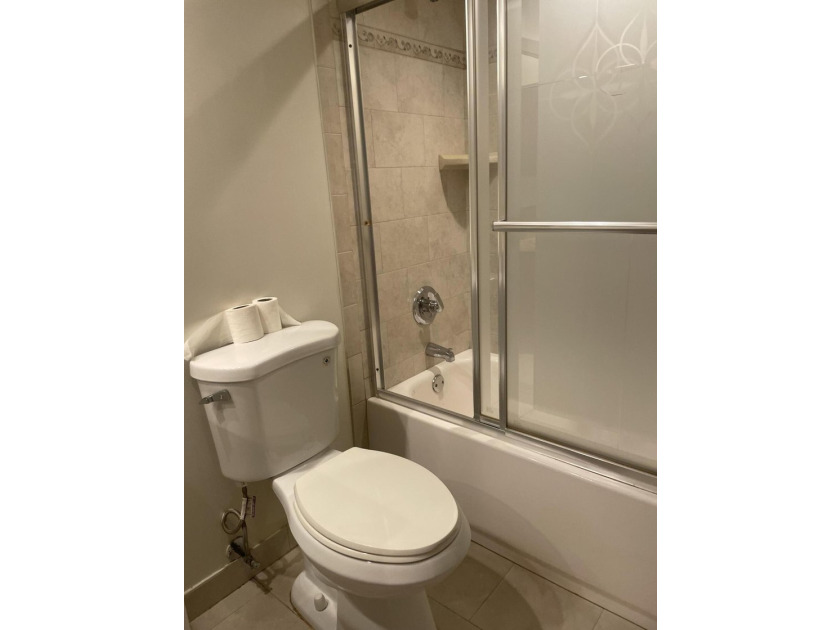 Very Nice 2 Bedroom 2 bath, Deluxe unit Tiled and vinyl Laminate - photo 11