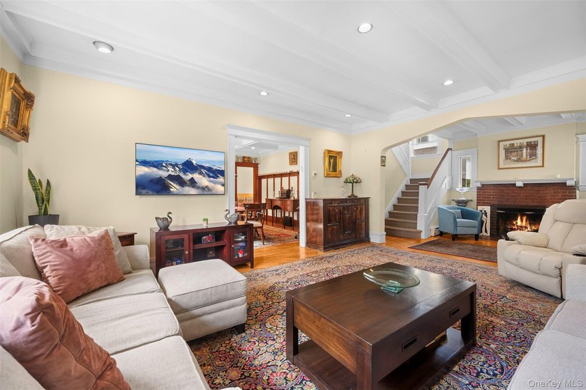 Charming Tudor-Style Colonial Located In Prestigious Great Neck - photo 7