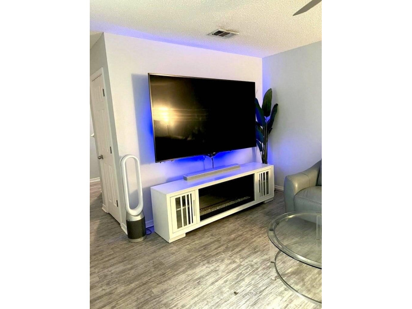 **Sellers to include 1 year home warranty** Lovely three bedroom - photo 3
