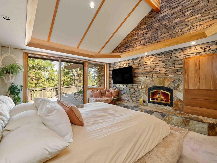 THIS 4 BEDROOM, SINGLE LEVEL impeccably maintained - photo 29