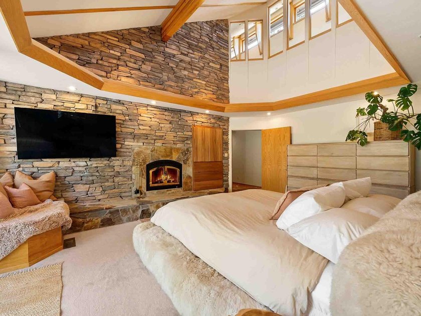 THIS 4 BEDROOM, SINGLE LEVEL impeccably maintained - photo 30