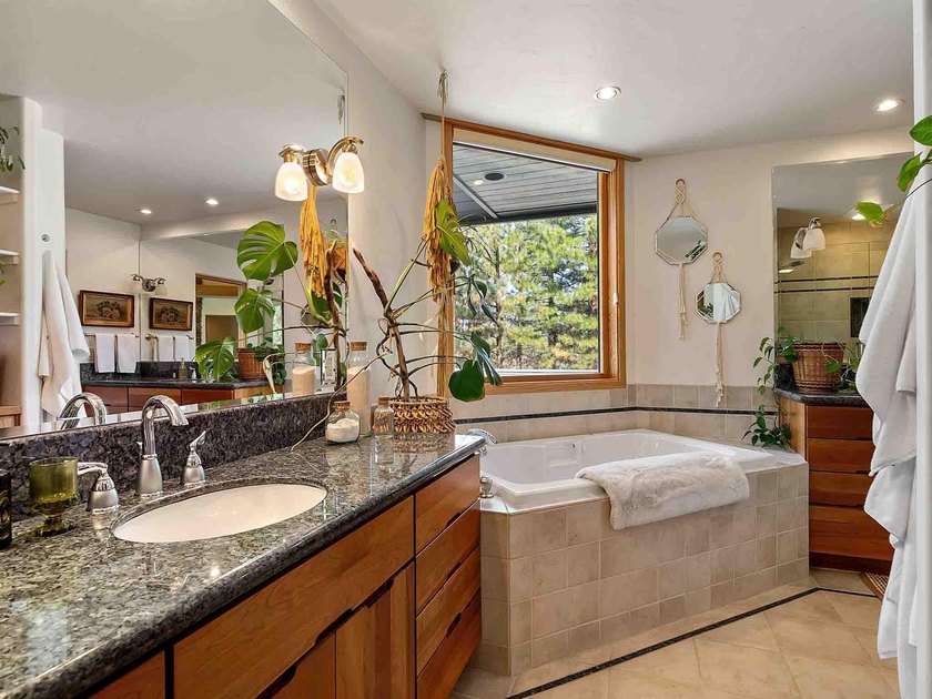 THIS 4 BEDROOM, SINGLE LEVEL impeccably maintained - photo 31