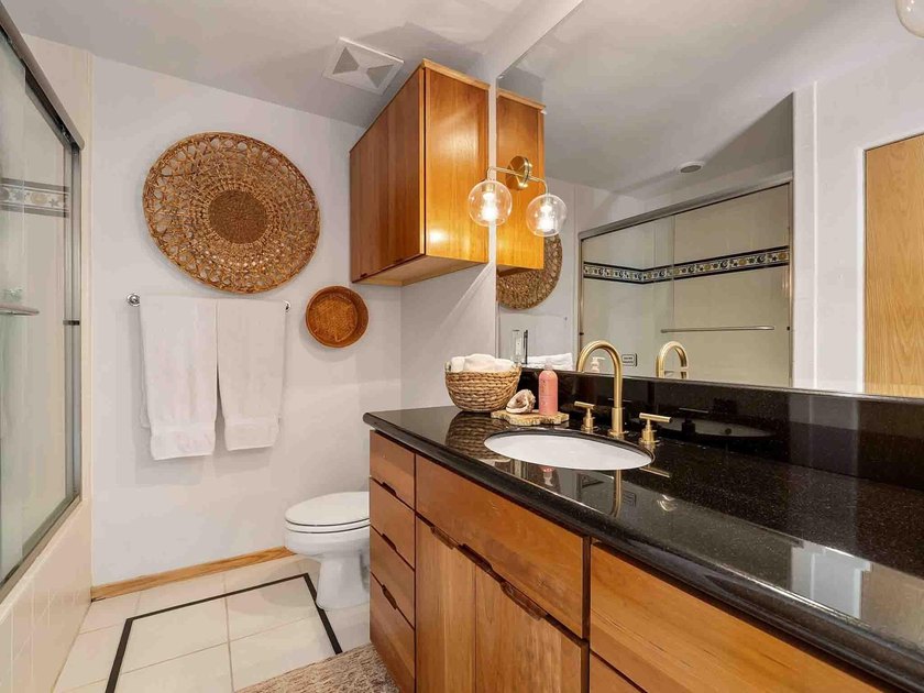 THIS 4 BEDROOM, SINGLE LEVEL impeccably maintained - photo 39