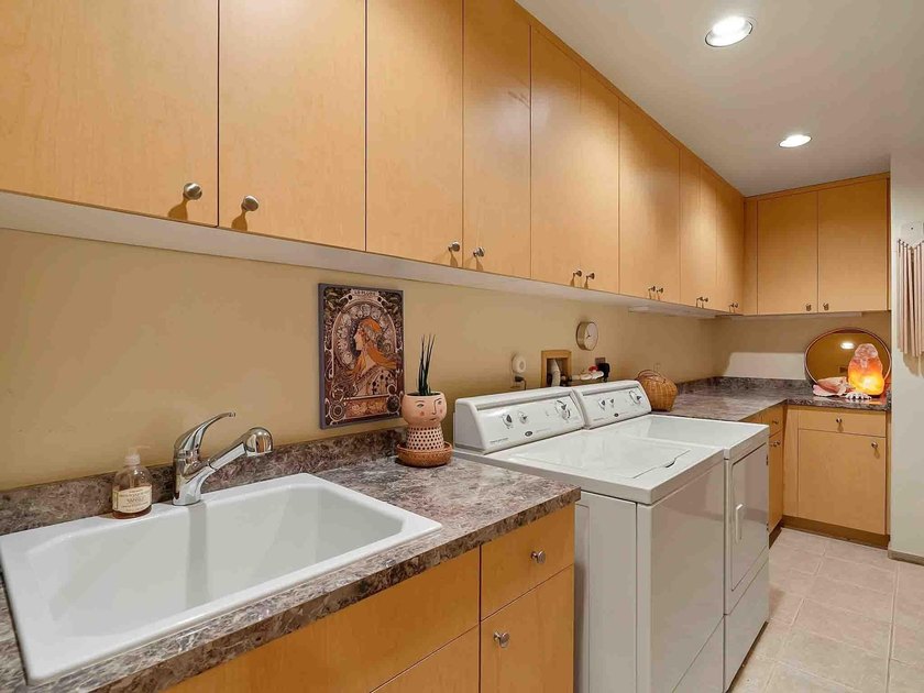 THIS 4 BEDROOM, SINGLE LEVEL impeccably maintained - photo 42