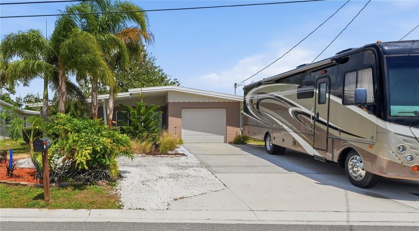 Welcome to your waterfront retreat in the heart of Palm Harbor - photo 3