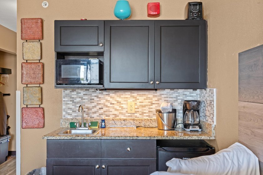 Wake up to oceanfront views in this fully furnished efficiency - photo 11