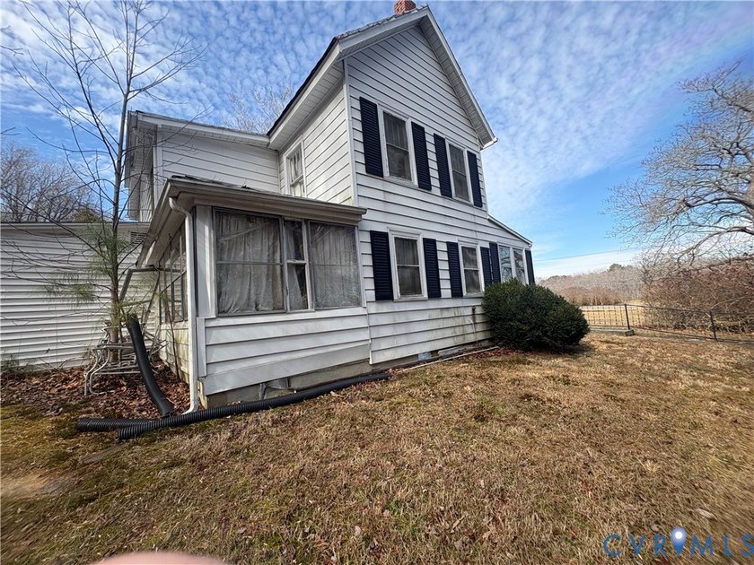 THIS 1898 3 BEDROOM 2 BATH FARMHOUSE SITES RIGHT AT THE EDGE - photo 3