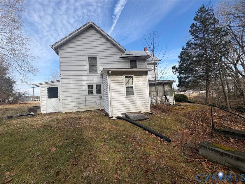 THIS 1898 3 BEDROOM 2 BATH FARMHOUSE SITES RIGHT AT THE EDGE - photo 4