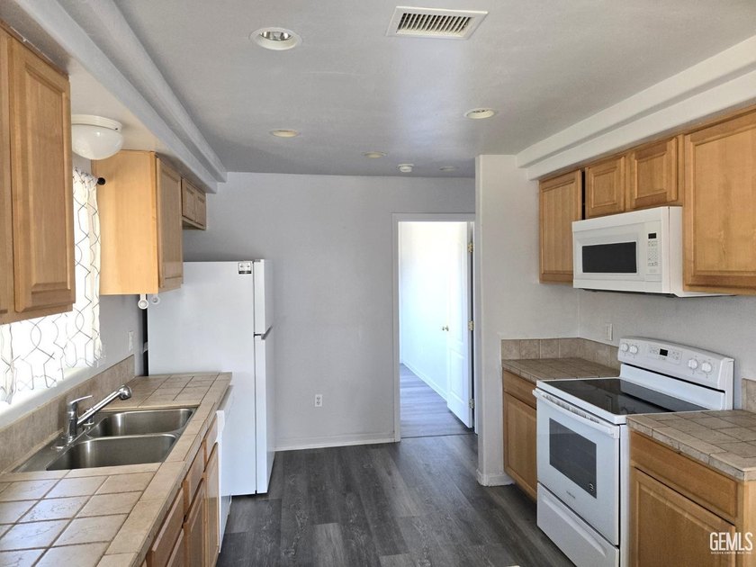 Nice! Beautiful! 3BD/2BA home in the heart of Lake Isabella! - photo 5