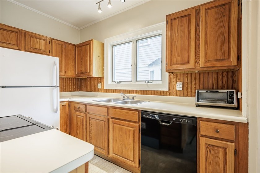 Very well maintained traditional colonial on beautifully treed - photo 12