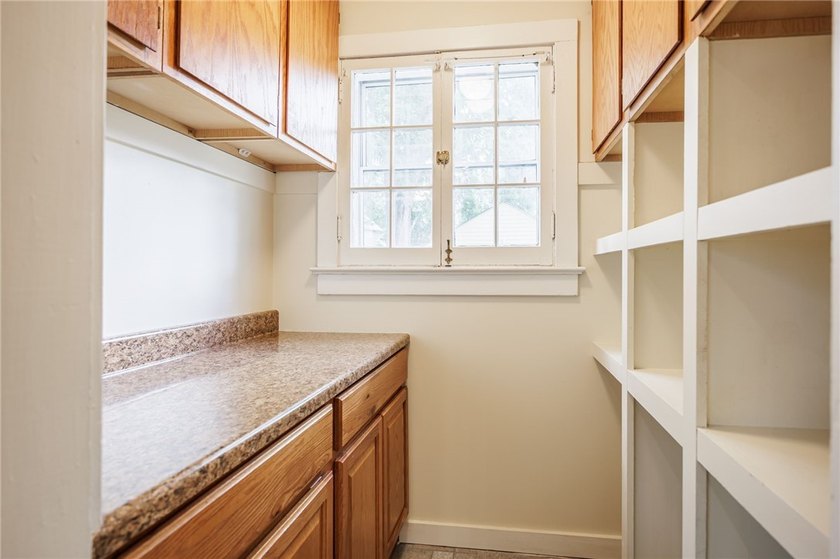 Very well maintained traditional colonial on beautifully treed - photo 13