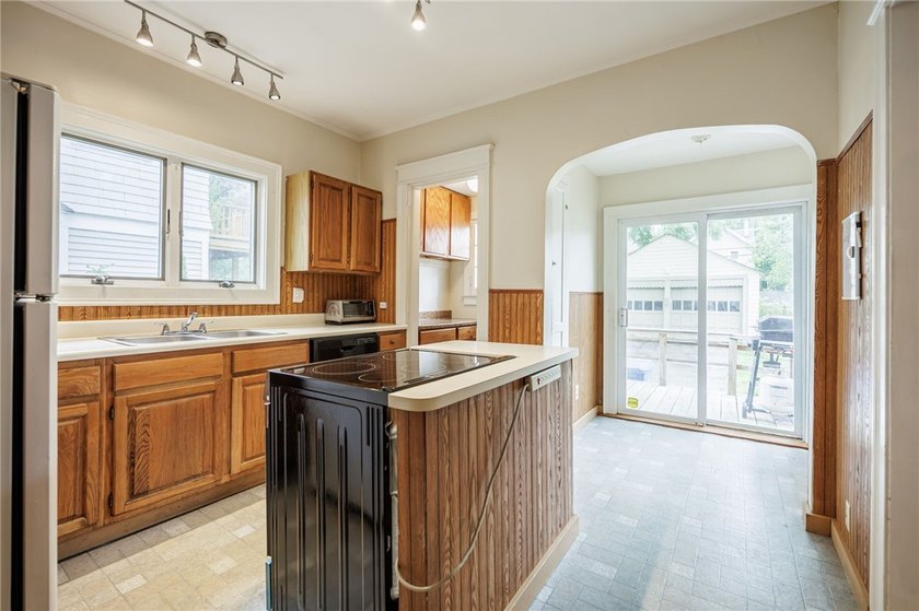 Very well maintained traditional colonial on beautifully treed - photo 16