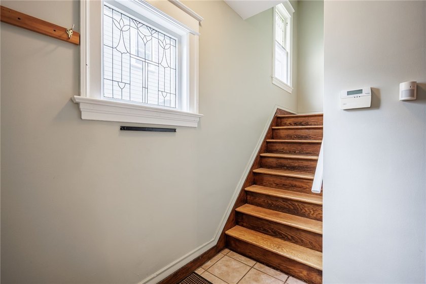 Very well maintained traditional colonial on beautifully treed - photo 19
