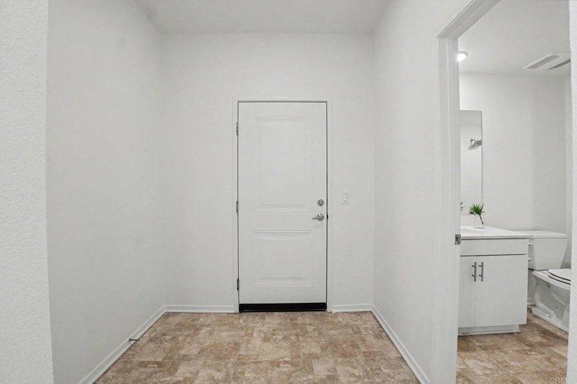 Refreshed &amp; Move-In Ready in Playa Del Sol!Step into this - photo 7