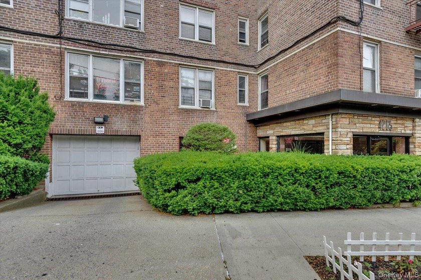 Woodlawn: MOTIVATED SELLER!! One bedroom co-op in immaculate - photo 2