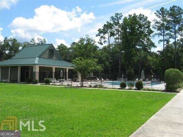 Highly Motivated Seller. Make us an offer! THIS SIZABLE HOME - photo 6